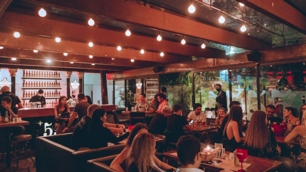 Um misto de casa noturna, bar, casa de shows, restaurante contemporâneo e japonês. (Imagem: Divulgação)