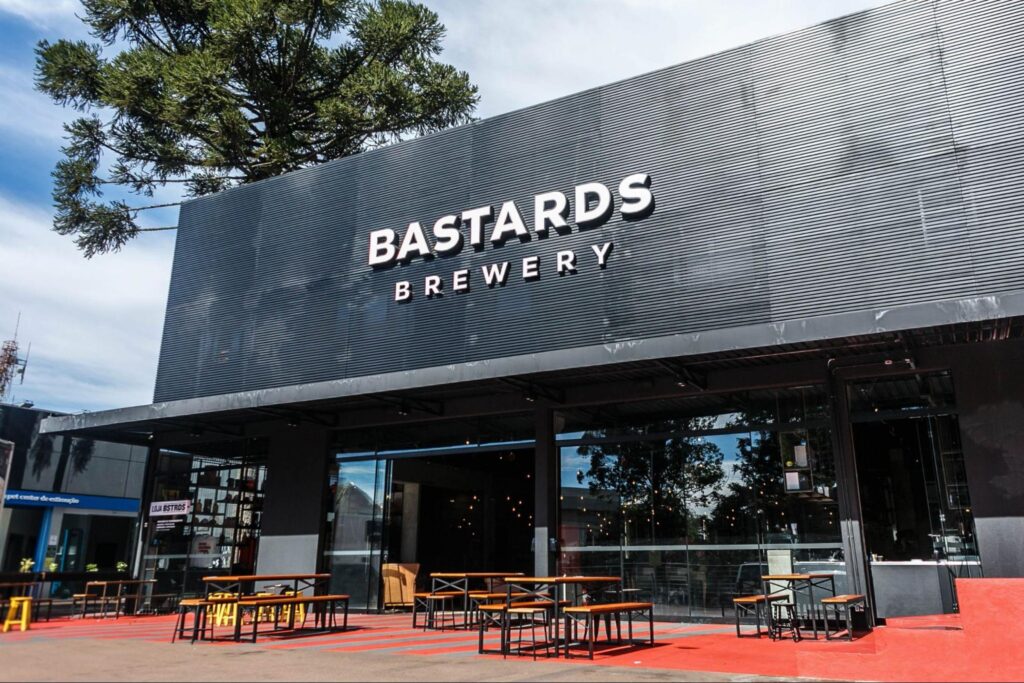 O espaço contempla, além da fábrica, um bar onde o público pode desfrutar de café-da-manhã, almoço e gastronomia em geral enquanto as bebidas são produzidas, engarrafadas e direcionadas às 15 torneiras disponíveis. (Imagem: Iuri Poletti)