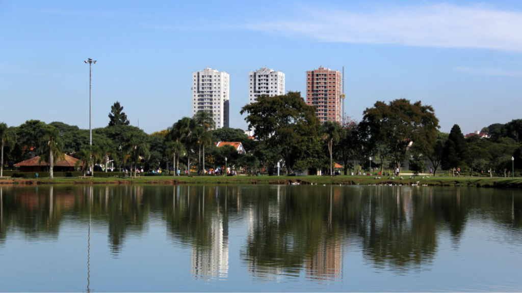 O Parque Bacacheri é um dos mais frequentados de Curitiba, principalmente por possuir uma ampla área verde, com um lago de 22 mil m² e muitas opções de lazer para toda a família. (Imagem: Prefeitura Municipal de Curitiba)