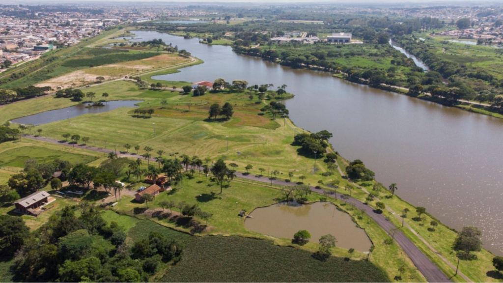 O Parque do Iguaçu foi criado em 1982 para preservar o santuário ecológico do local. O Parque é cortado pelo rio Iguaçu que forma campos inundados e matas ciliares em suas margens. Bosques naturais completam a paisagem. (Imagem: Prefeitura Municipal de Curitiba)