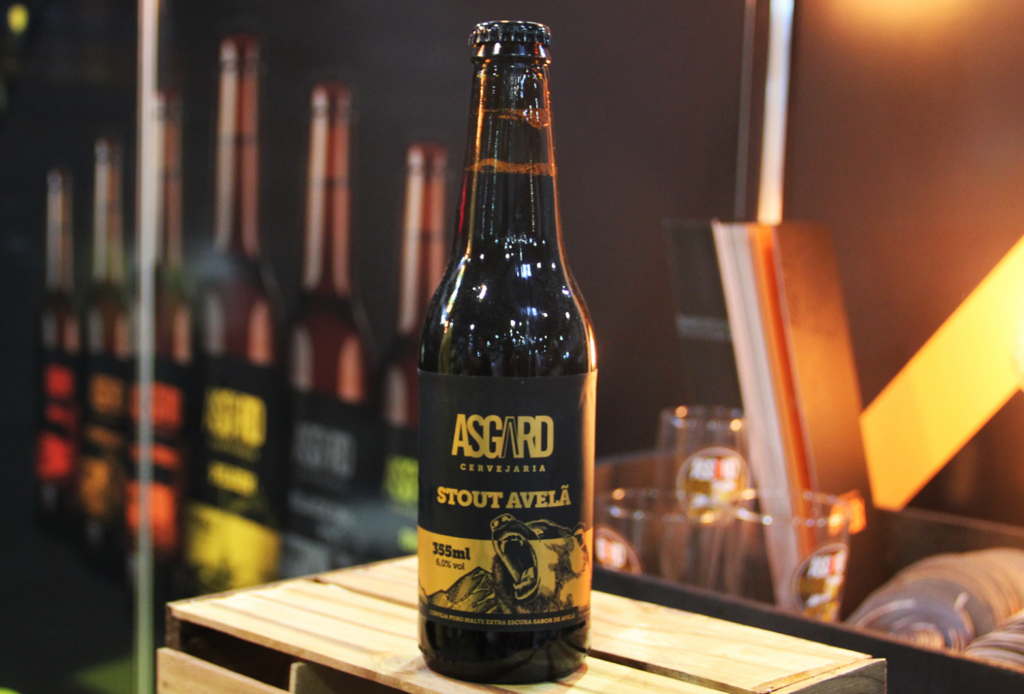 Oferece vários sabores de chopes artesanais entre eles Pilsen, Extra Escuro, Red Ale, Red Weiss, Weiss, IPA e Dunkel. E desde 2010, funciona com sistema de “bar da fábrica”, produzindo as próprias bebidas. (Imagem: Cervejarias.com)