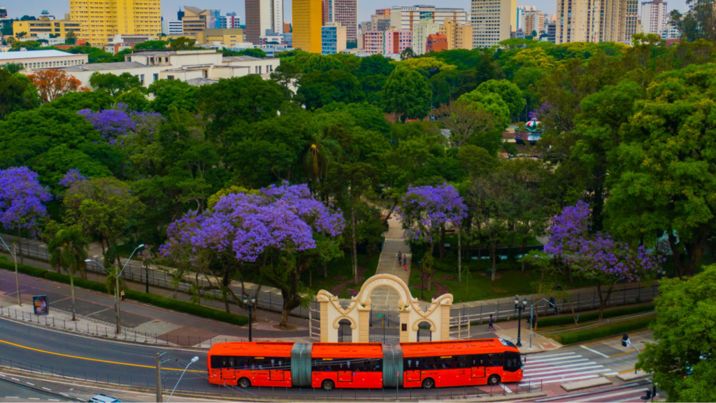 Além de mais antigo, o Passeio Público é o parque mais central de Curitiba, com implantação e equipamentos em torno do verde de diversas espécies nativas e exóticas. O espaço, de destacada beleza, une tradição e modernidade, harmonicamente. (Imagem: Prefeitura Municipal de Curitiba)