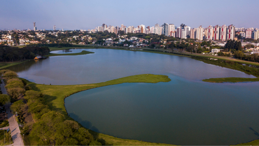 O Parque Barigui é um dos cartões postais de Curitiba. O lugar faz parte da rota da Linha Turismo da cidade e oferece um lindo cenário em meio a natureza. É um dos parques mais movimentados da capital, atraindo aqueles que buscam lazer nos finais de semana ou um espaço agradável para a prática de esportes. (Imagem: Prefeitura Municipal de Curitiba)