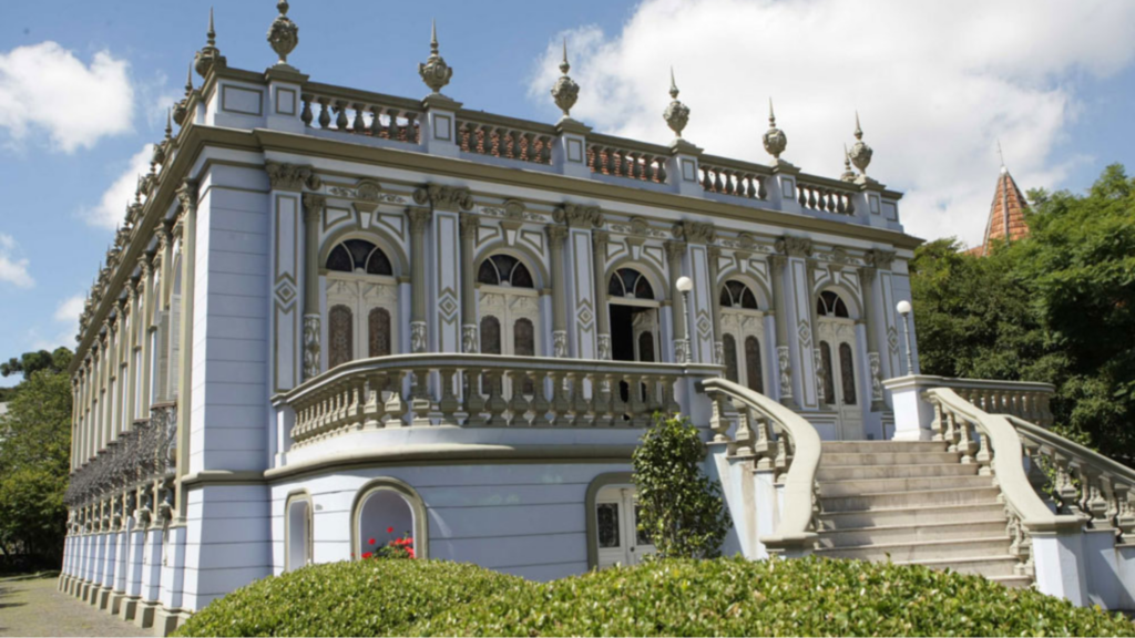 Os barões do mate construíram grandes casarões em Curitiba, moldando a arquitetura em bairros como Batel e o Alto da Glória.